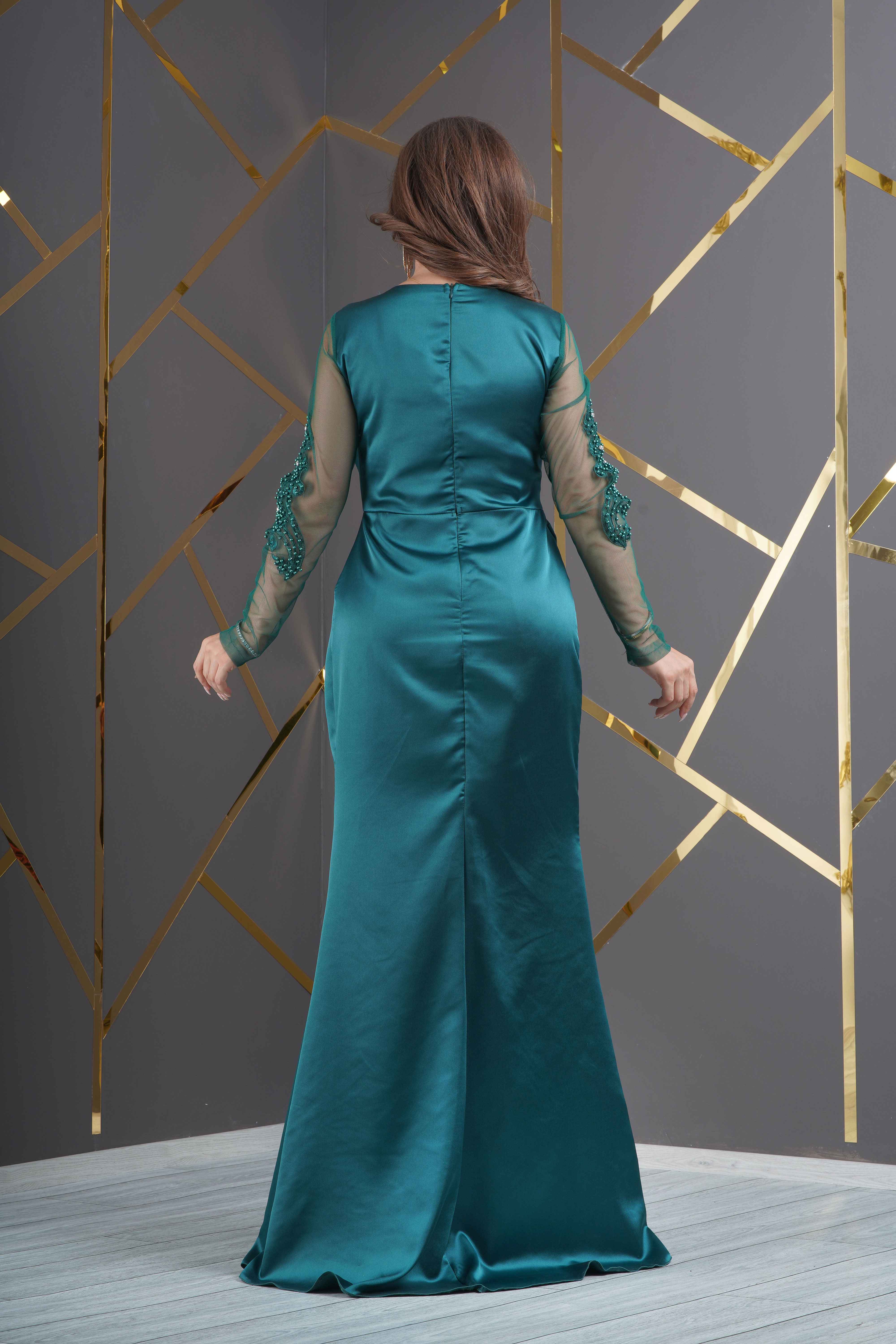 8513 - Saten Tasarım Güpür Taş Aksesuarlı V Dekolteli Yırtmaçlı Uzun Elbise Abiye